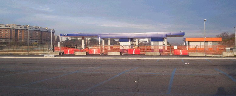 La stazione di servizio in costruzione davanti ai Granai